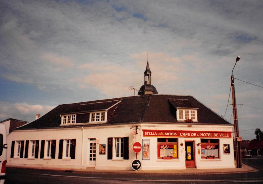 Cafe de L'Hotel de Ville.jpg